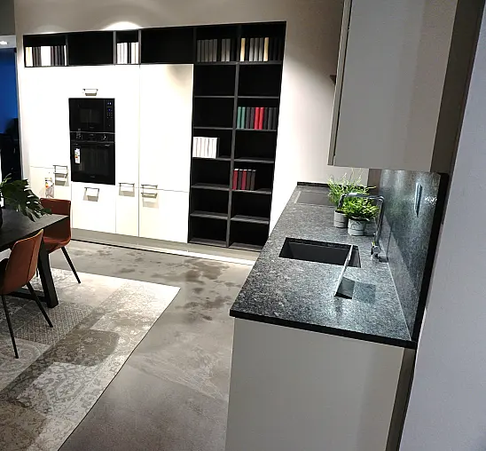 Silk seidenmatt Lackiert mit Steel Grey Granitarbeitsplatte