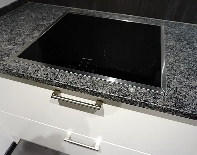 Silk seidenmatt Lackiert mit Steel Grey Granitarbeitsplatte