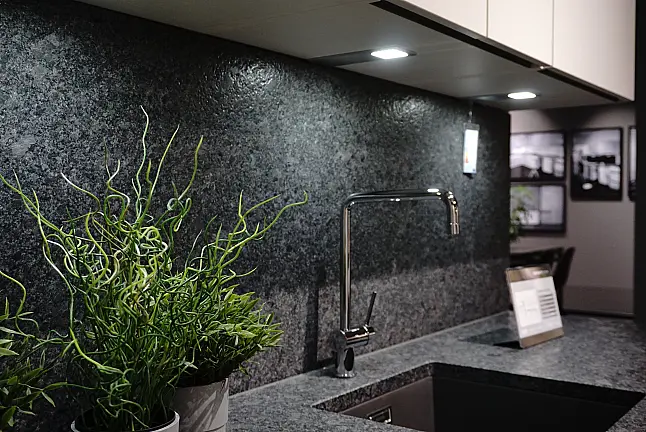 Silk seidenmatt Lackiert mit Steel Grey Granitarbeitsplatte