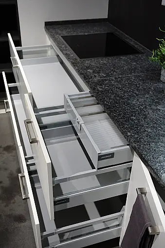 Silk seidenmatt Lackiert mit Steel Grey Granitarbeitsplatte