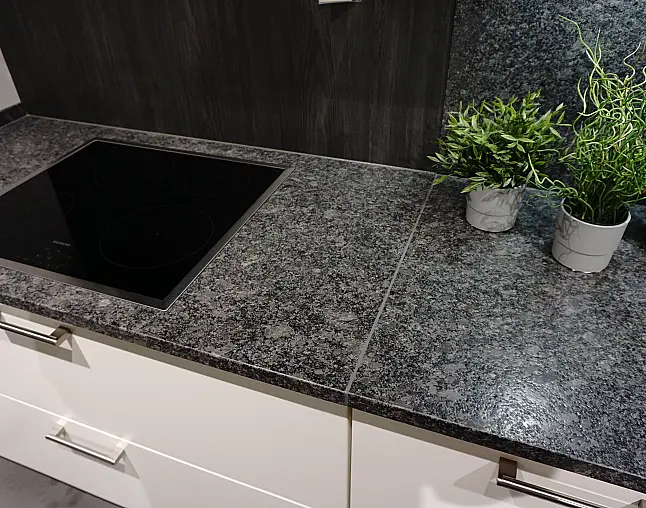 Silk seidenmatt Lackiert mit Steel Grey Granitarbeitsplatte