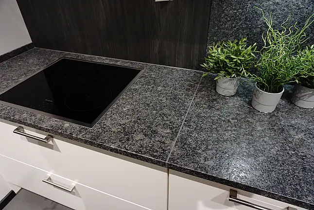Silk seidenmatt Lackiert mit Steel Grey Granitarbeitsplatte