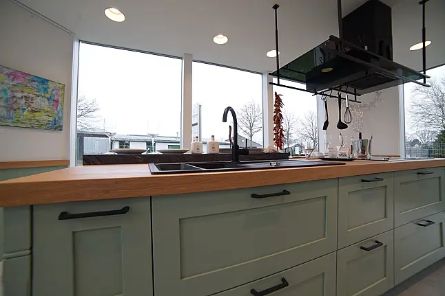 - Moderne Landhausküche mit Fronten in pastellgrün und Echtholz Eiche