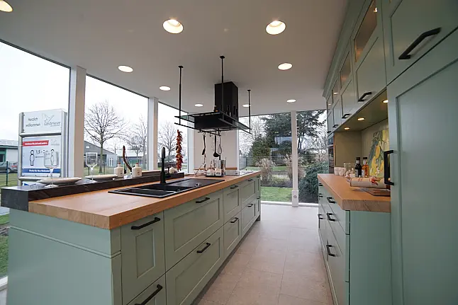 - Moderne Landhausküche mit Fronten in pastellgrün und Echtholz Eiche