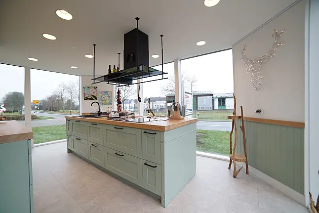 - Moderne Landhausküche mit Fronten in pastellgrün und Echtholz Eiche