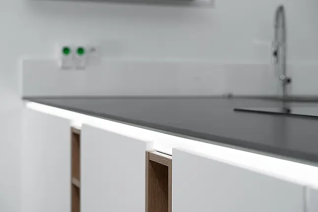 Moderne, grifflose U-Küche mit keramischer Arbeitsplatte
