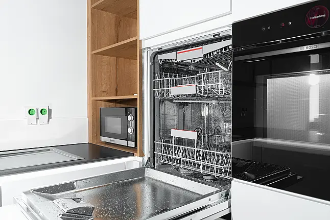 Moderne, grifflose U-Küche mit keramischer Arbeitsplatte