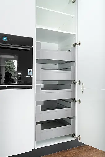 Moderne, grifflose U-Küche mit keramischer Arbeitsplatte