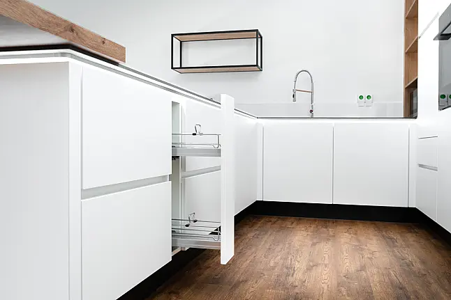 Moderne, grifflose U-Küche mit keramischer Arbeitsplatte