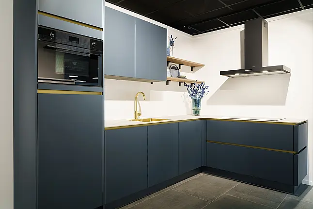 Luxe blauwe met gouden accenten hoekkeuken