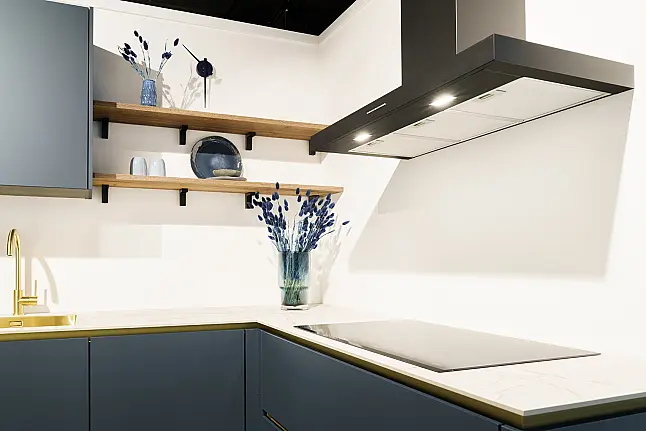Luxe blauwe met gouden accenten hoekkeuken