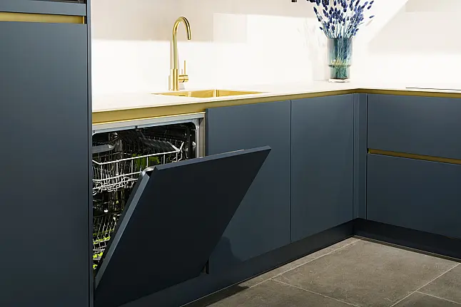 Luxe blauwe met gouden accenten hoekkeuken