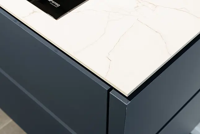 Luxe blauwe met gouden accenten hoekkeuken