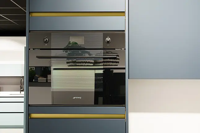 Luxe blauwe met gouden accenten hoekkeuken