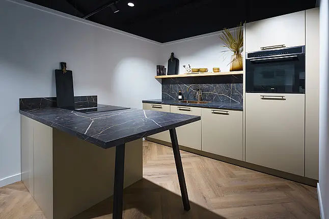 Omber Natuur bruine eilandkeuken