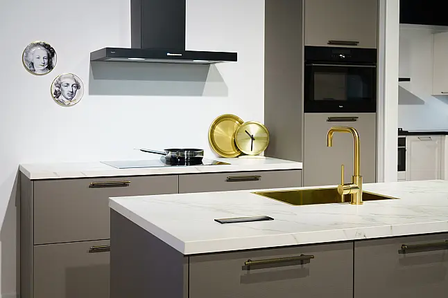 Fluweel eiken greige eilandkeuken