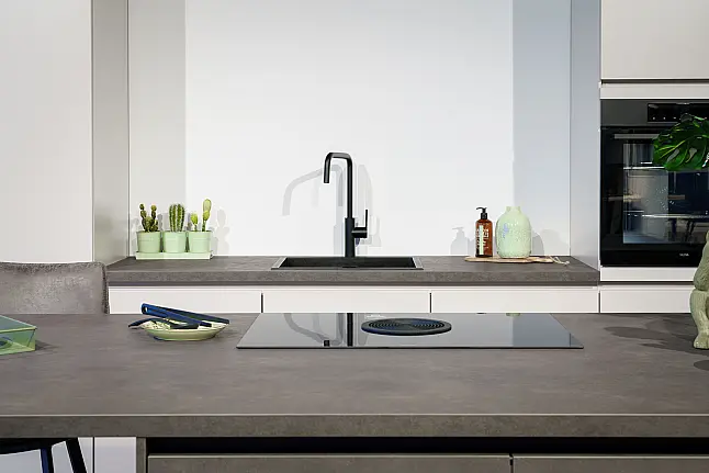 Decor beton grijze eilandkeuken
