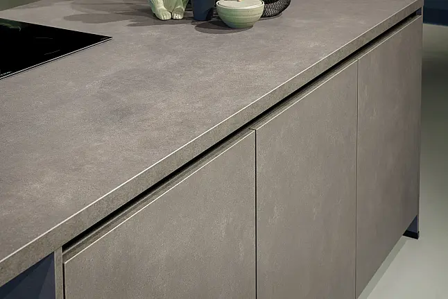 Decor beton grijze eilandkeuken