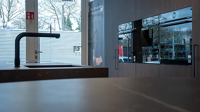 Design-Unikat | Antifingerprint Oberflächen &amp; Dekton-Keramikinsel – stark reduziert!