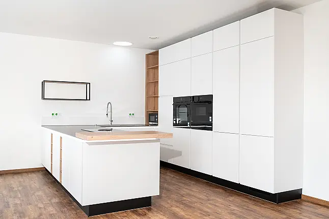 Moderne, grifflose U-Küche mit keramischer Arbeitsplatte