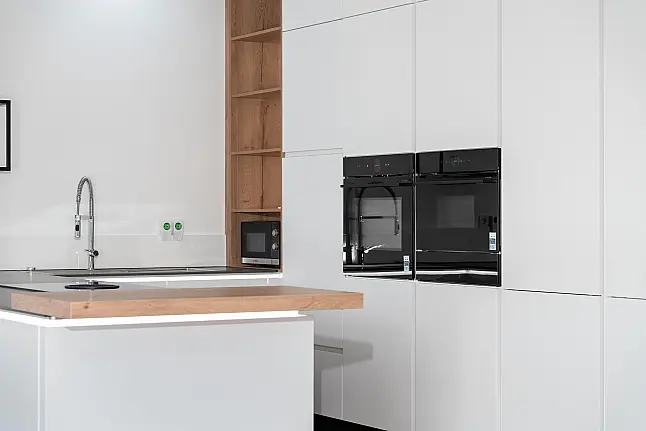 Moderne, grifflose U-Küche mit keramischer Arbeitsplatte