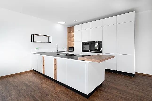 Moderne, grifflose U-Küche mit keramischer Arbeitsplatte