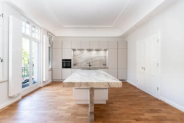 Moderne Küche mit keramischer Kochinsel