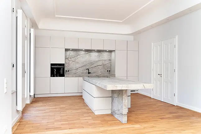 Moderne Küche mit keramischer Kochinsel
