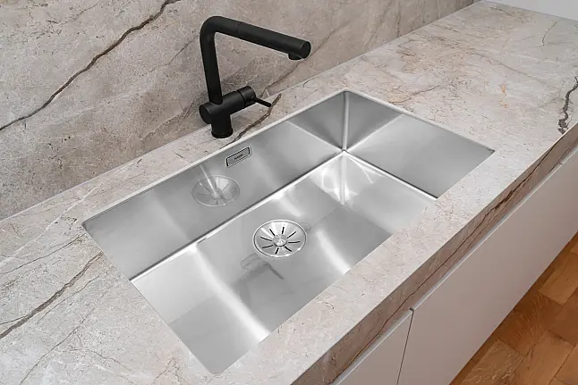 Moderne Küche mit keramischer Kochinsel