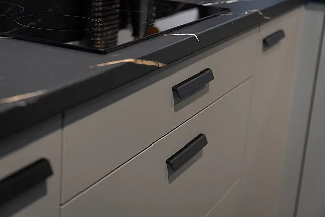 Taupe grijze hoekkeuken