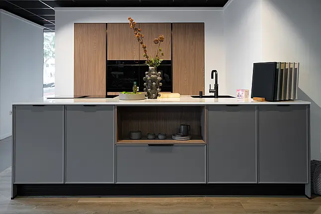 Greige matgelakte eilandkeuken