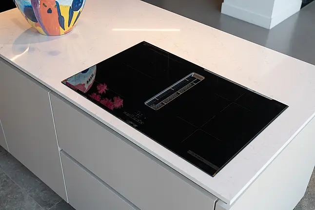 Zandkleurige eilandkeuken