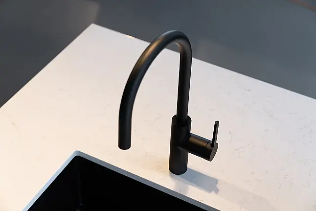 Zandkleurige eilandkeuken