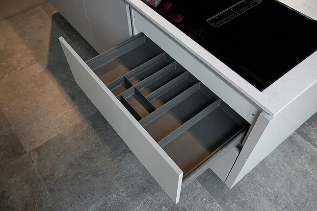 Zandkleurige eilandkeuken