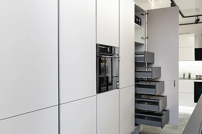 Grifflose Küche mit Kochinsel und keramischer Arbeitsplatte