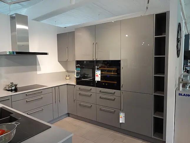 Traumküche mit Hochglanzfronten - flexibel planbar / Standort Studio Heidenheim