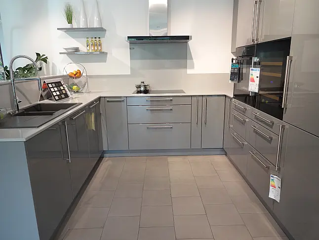 Traumküche mit Hochglanzfronten - flexibel planbar / Standort Studio Heidenheim