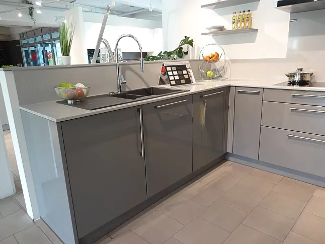 Traumküche mit Hochglanzfronten - flexibel planbar / Standort Studio Heidenheim