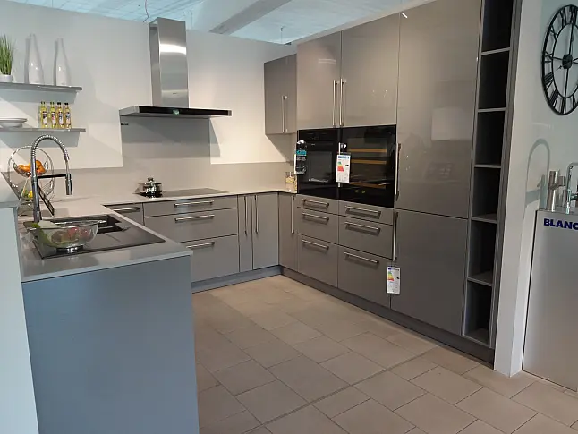 Traumküche mit Hochglanzfronten - flexibel planbar / Standort Studio Heidenheim