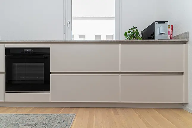 Moderne Küche mit exklusiver Stein-Arbeitsplatte