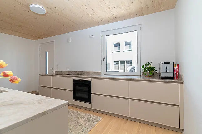 Moderne Küche mit exklusiver Stein-Arbeitsplatte