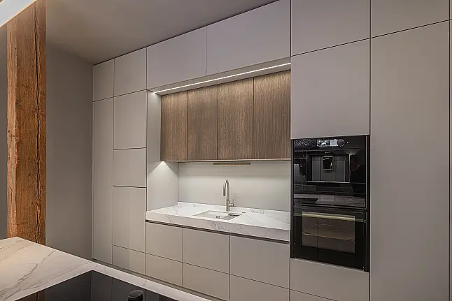 Einzigartiges Unikat mit edlem Holzfurnier, modernem Smartglas und eleganter SlimLine Arbeitsplatte!