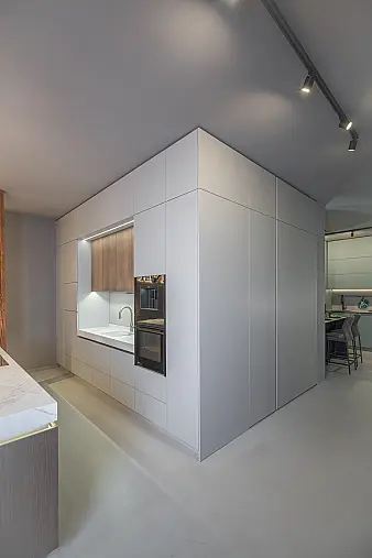 Einzigartiges Unikat mit edlem Holzfurnier, modernem Smartglas und eleganter SlimLine Arbeitsplatte!