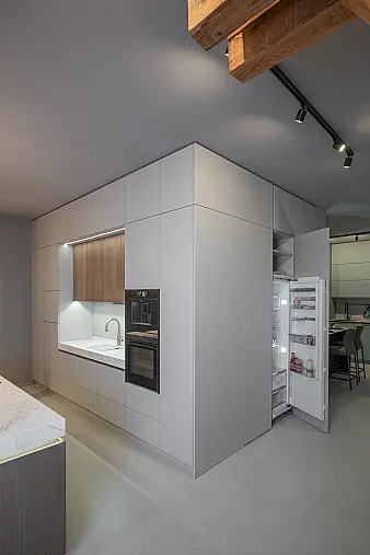 Einzigartiges Unikat mit edlem Holzfurnier, modernem Smartglas und eleganter SlimLine Arbeitsplatte!