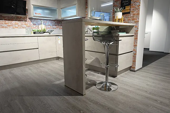 Koje 13 - Nobilia "Riva" Beton grau + AEG Geräte