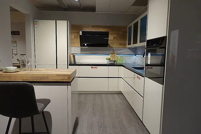 Koje 14 - Nobilia "Lux" Lack Weiss HGL + Bosch Geräte
