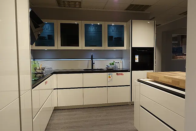 Koje 14 - Nobilia "Lux" Lack Weiss HGL + Bosch Geräte