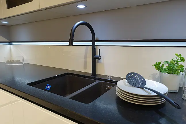 Koje 14 - Nobilia "Lux" Lack Weiss HGL + Bosch Geräte