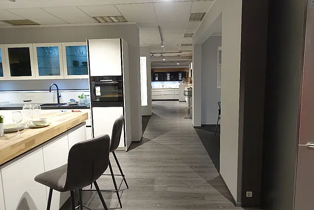 Koje 14 - Nobilia "Lux" Lack Weiss HGL + Bosch Geräte