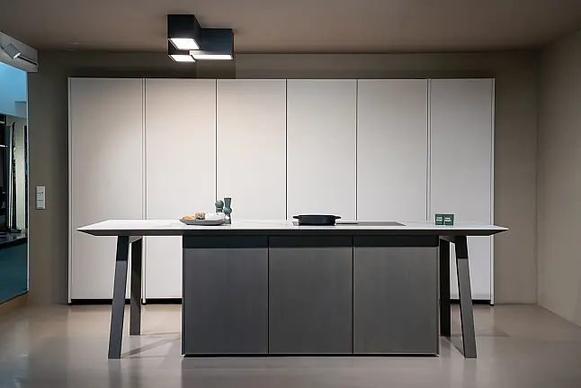 Elegante Küche mit Pocket Doors und Insel mit Holz und angenehmer Farb-Kombi